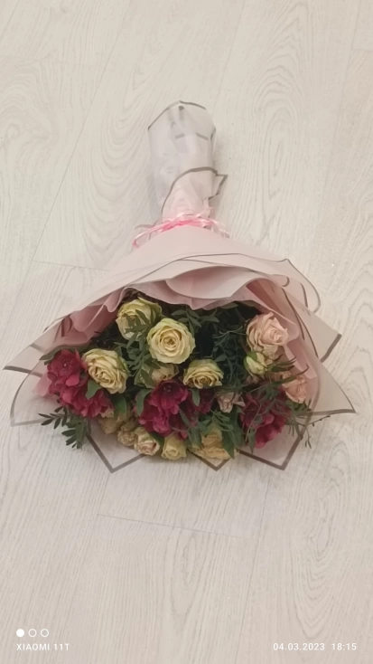 Букет из кустовой розы, альстромерии и зелени. фото 2